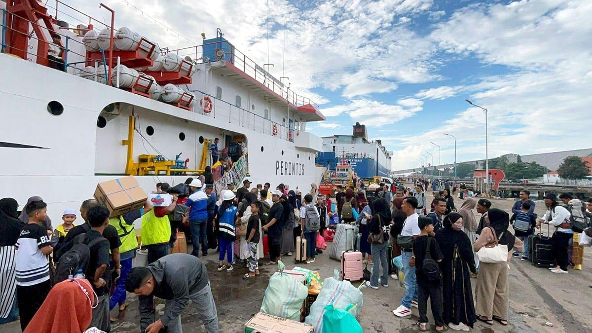 para-pemudik-di-Pelabuhan-Tanjung-Wangi-Banyuwangi-Jatim.jpg