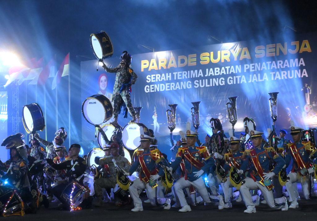 Parade Surya Senja AAL, Aksi Heroik Taruna Hingga Kembang Api Hipnotis Pengunjung - Surya.co.id