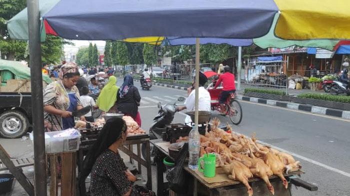 Dibajak Bakul Jalanan, Pedagang Pasar Baru Gresik Terpaksa Turun Trotoar Agar Bisa Bayar Retribusi