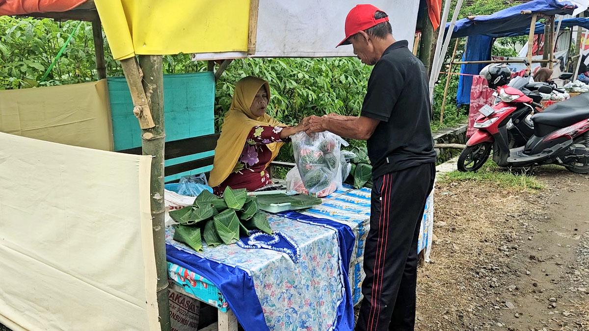pedagang-bunga-dadakan-di-TPU-Ngetal-Trenggalek-Jawa-Timur.jpg