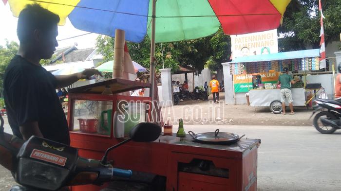 pedagang-di-depan-rumah-Cabup-Rio-di-Desa-Tribungan-Kecamatan-Mangaran.jpg