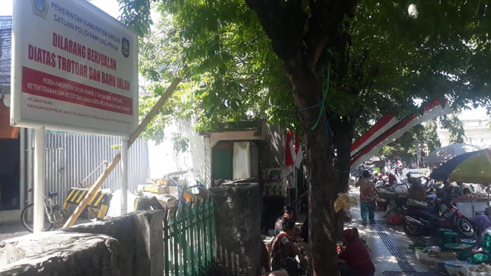Menjamurnya PKL di Trotoar Gerogoti Pemasukan Pedagang Pasar Baru Gresik, Satpol PP Malah Membiarkan