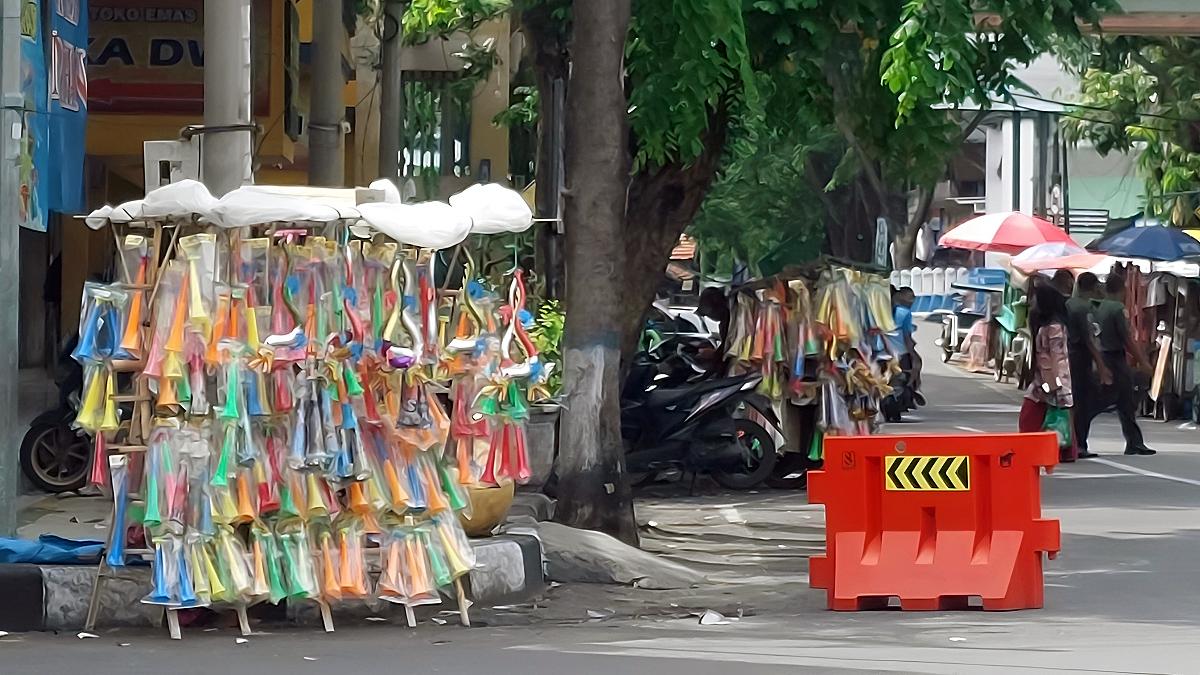Penjualan Terompet di Lamongan Masih Sepi Jelang Tahun Baru 2026, Pedagang Keluhkan Hujan