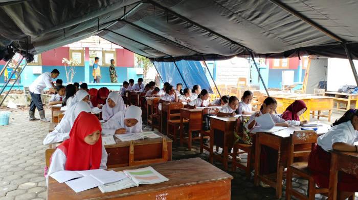 Ruang Kelasnya Ambruk, Ratusan Siswa SDN Gelang 7 Kecamatan Sumberbaru Jember Belajar di Dalam Tenda