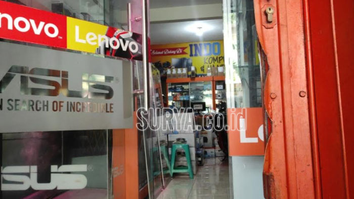 pelaku-merusak-rolling-door-toko-dan-mengambil-sejumlah-laptop-di-dalam-toko.jpg