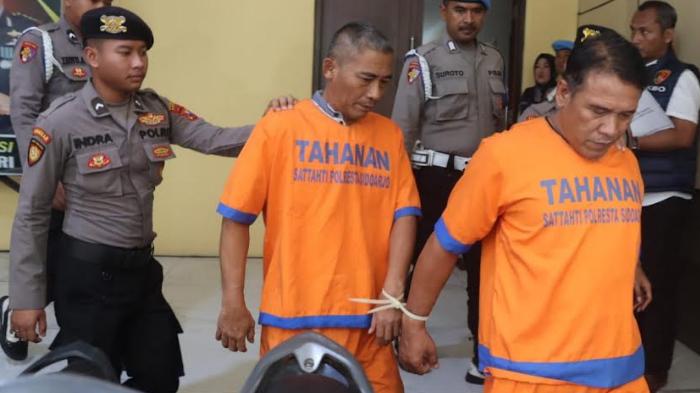 Dua Pria di Sidoarjo Pamer Senjata Api Saat Nongkrong, Ujung-ujungnya Diringkus Polisi