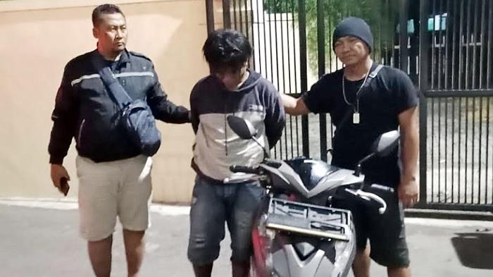 pelaku-pencurian-sepeda-motor-saat-digelandang-ke-Mapolres-Situbondo.jpg