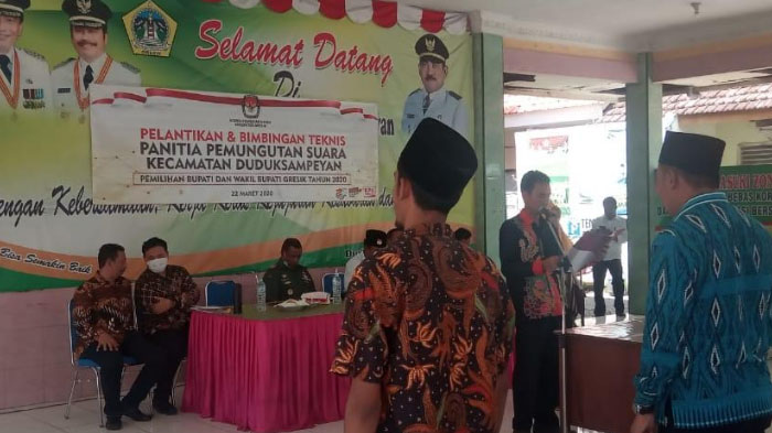 KPU Tetap Gelar Pelantikan PPS Pilkada Gresik 2020, Hadirin Diperiksa Suhu Badan dan Cuci Tangan