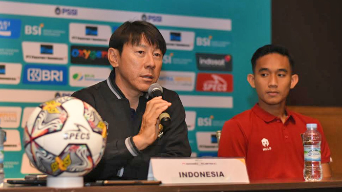 surabaya/pelatih-shin-tae-yong-didampingi-rizki-ridho.jpg