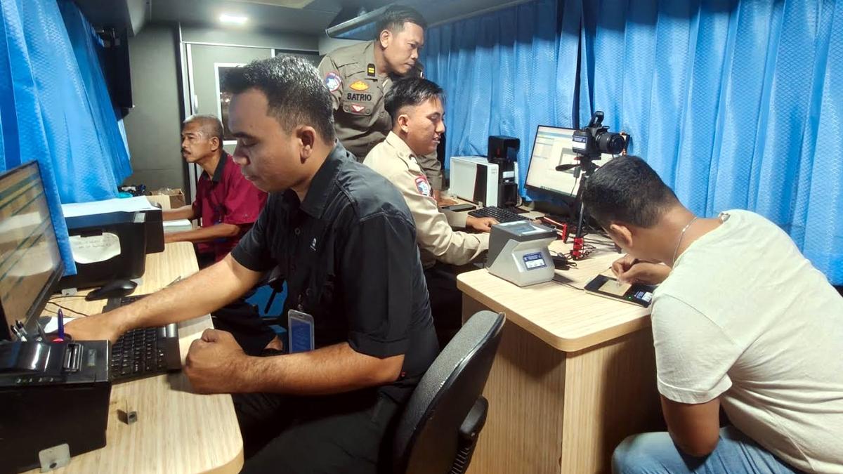 Polresta Sidoarjo Resmi Hadirkan Layanan SIM Malam, Warga Mengaku Terbantu - Surya.co.id