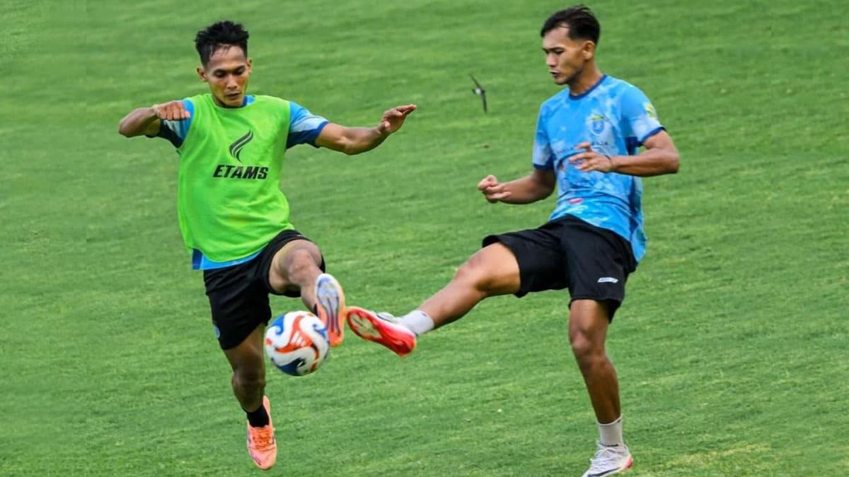 pemain-Persela-saat-menjalani-sesi-latihan-tim-di-Stadion-Surajaya.jpg