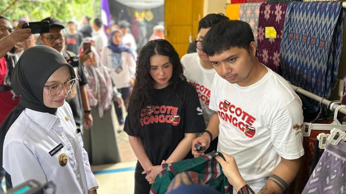 Saat Pemain Film Cocote Tonggo Menjajal Alat Tenun di Kampung Tenun Ikat Bandar Kidul Kediri