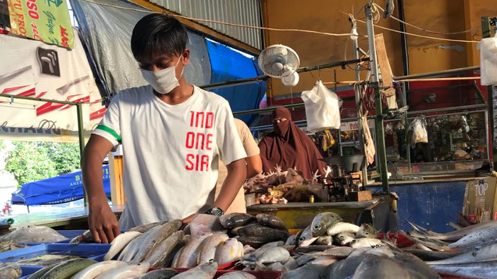 Tak Mau Berdiam di Rumah, Pemain Timnas U-16 Jualan Ikan di Pasar
