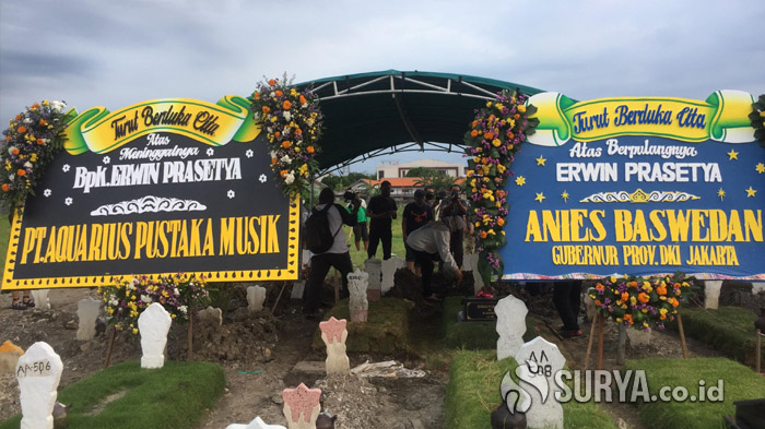 Basis Pertama Dewa 19 Erwin Prasetya Dimakamkan di TPU Keputih Surabaya, Sang Istri Ungkap Hal Ini