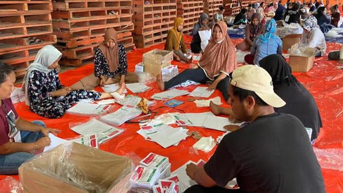 Riangnya Emak-Emak di Ponorogo Melipat Surat Suara, Mengisi Waktu Luang Bisa Raup Duit Besar