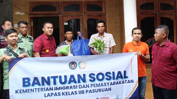 Lapas Pasuruan Bagikan Puluhan Paket Sembako untuk Keluarga Warga Binaan yang Kekurangan