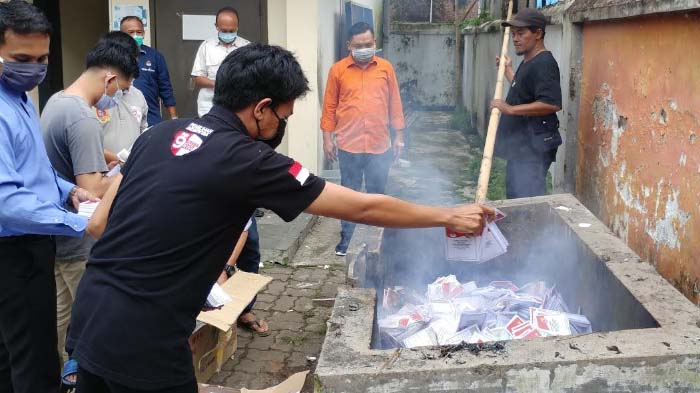 pembakaran-surat-suara-rusak-di-pilkada-jember-2020-oleh-petugas-kpu-jember.jpg