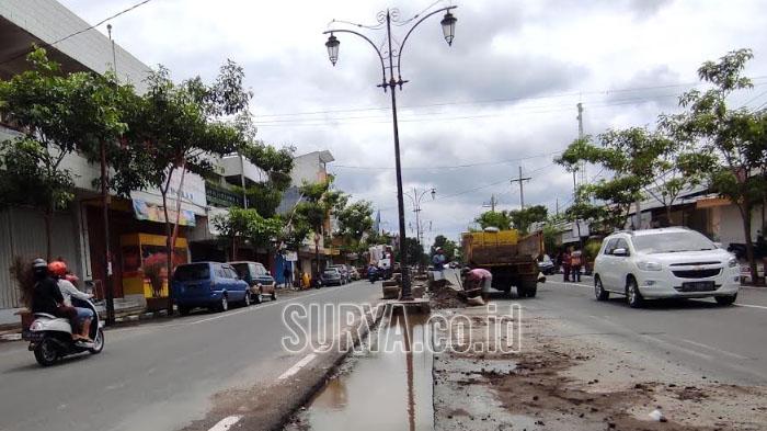 pembatas-jalan-di-Jl-Mastrip-Kota-Blitar-Jumat-18112022.jpg
