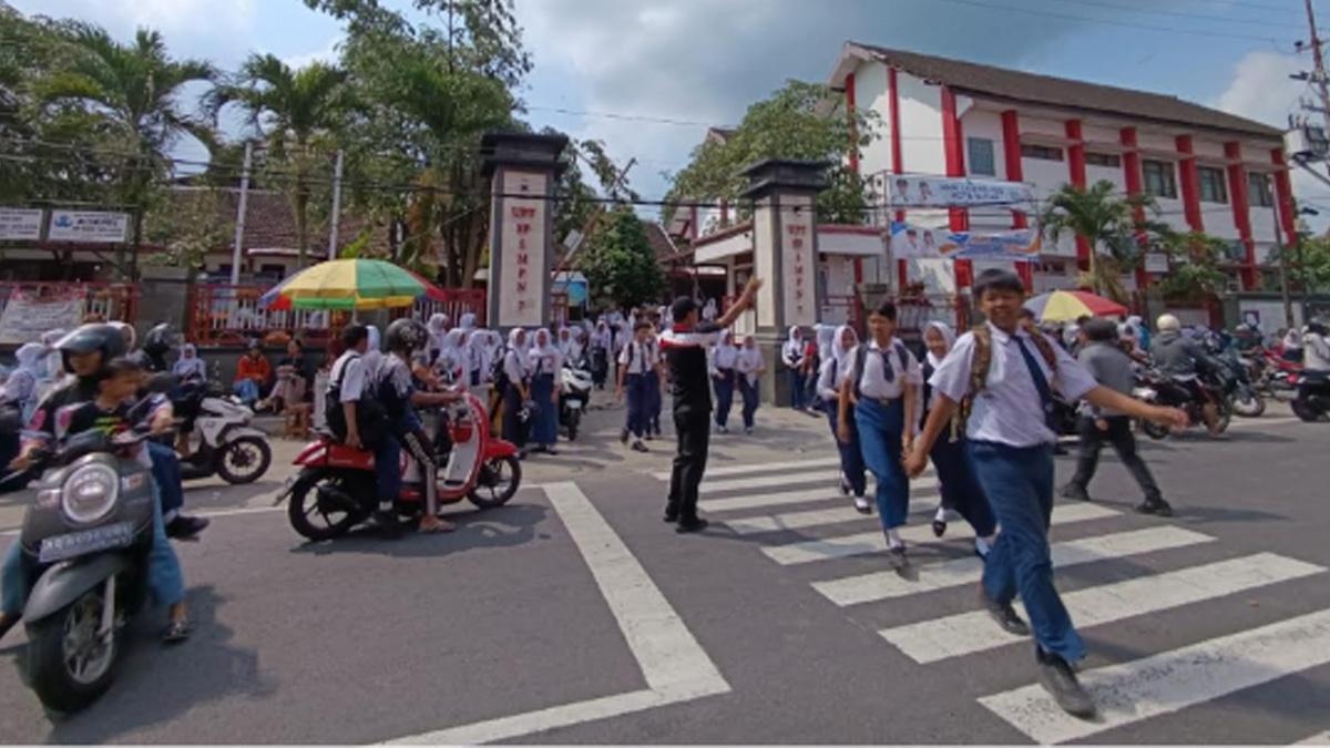 DPRD Jatim Dukung Pembebasan Biaya Pendidikan SD dan SMP dalam RAPBN 2027 - Surya.co.id