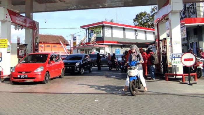 pembeli-BBM-di-SPBU-Kebon-Rojo-Kota-Blitar.jpg