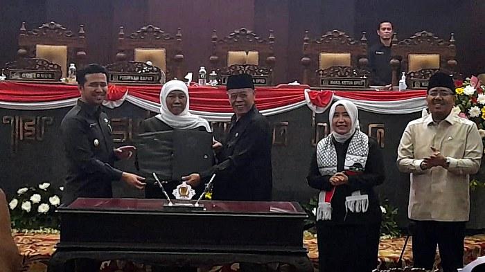 pemberhentian-Gubernur-Wakil-Gubernur-Jawa-Timur-periode-2019-2024.jpg
