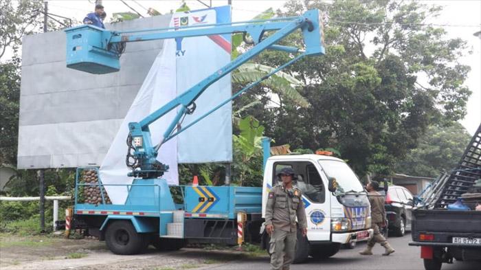 Dibantu Crane dari Dishub, Bawaslu Blitar Targetkan Sapu Bersih Semua APK di Masa Tenang