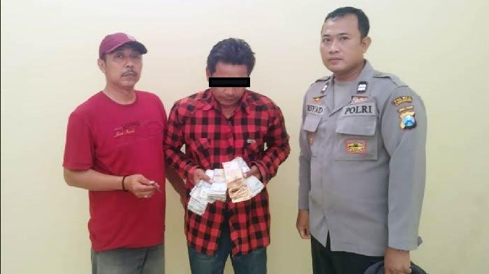 pembobol-kotak-amal-musala-di-Kecamatan-Maduran-Lamongan-saat-diamankan-polisi.jpg