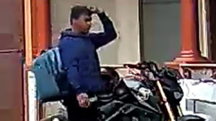 Siang Bolong Saat Warga Jumatan, Pria Muda Bobol Kotak Amal Musala Nurul Islam di Junrejo Batu