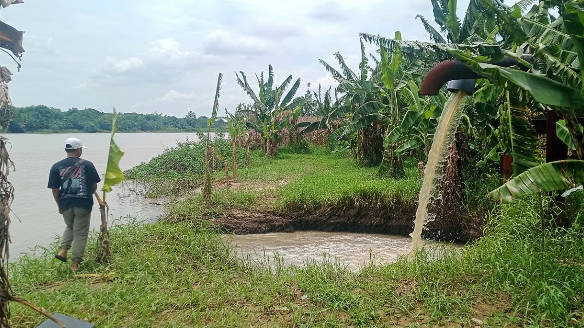 pembuangan-limbah-industri-di-sekitar-lokasi-Sungai-Brantas-Jombang-Jatim.jpg
