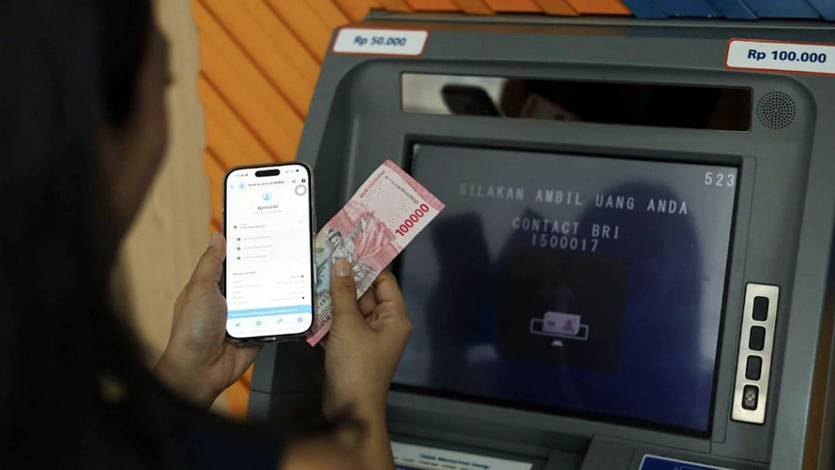 pemilik-akun-Gopay-saat-melakukan-tarik-tunai-di-ATM-BRI.jpg