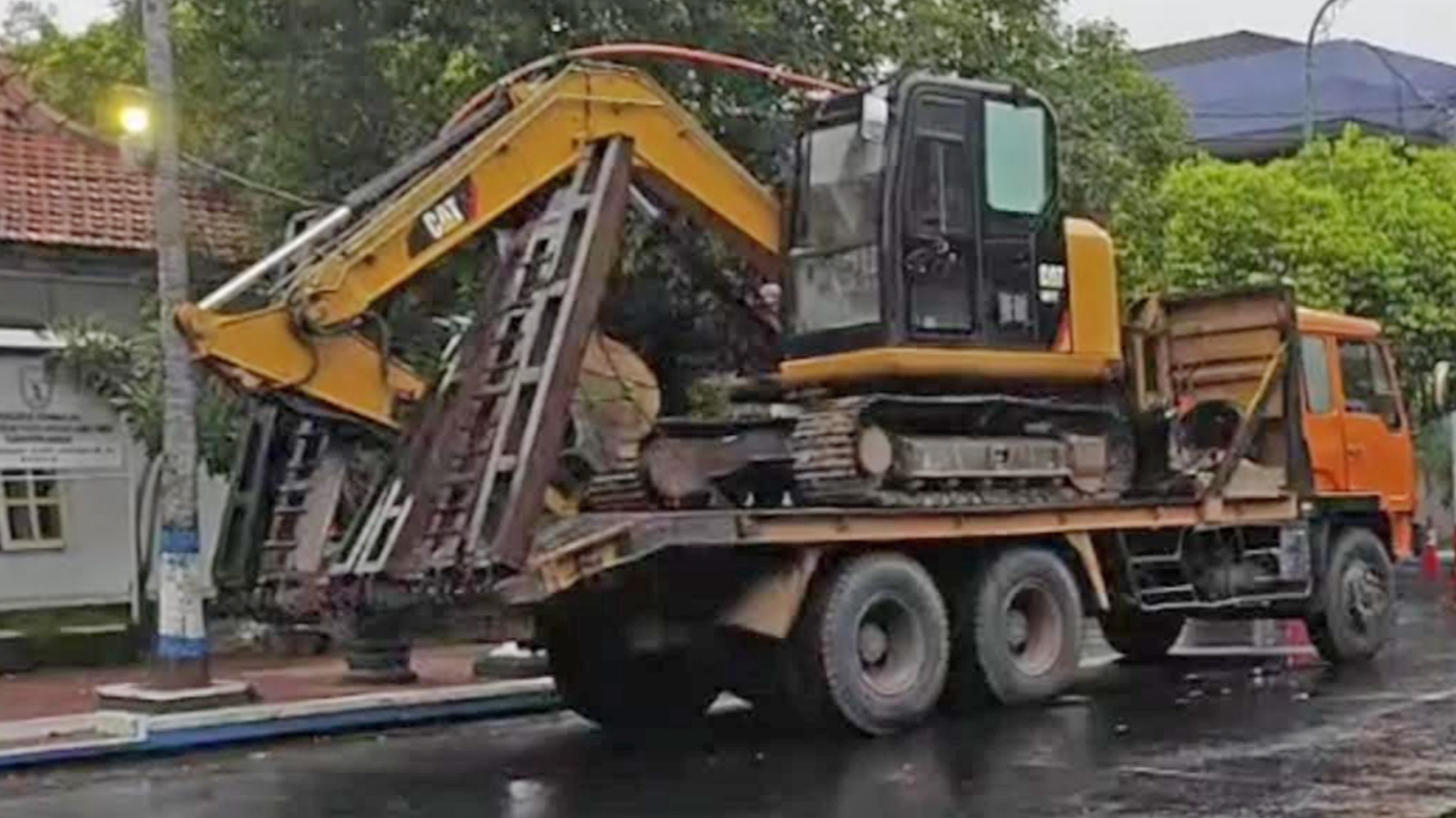 Pemkab Madiun Kirim Beras 5 Ton, Ekskavator, hingga Nakes untuk Bantu Korban Gunung Semeru Meletus