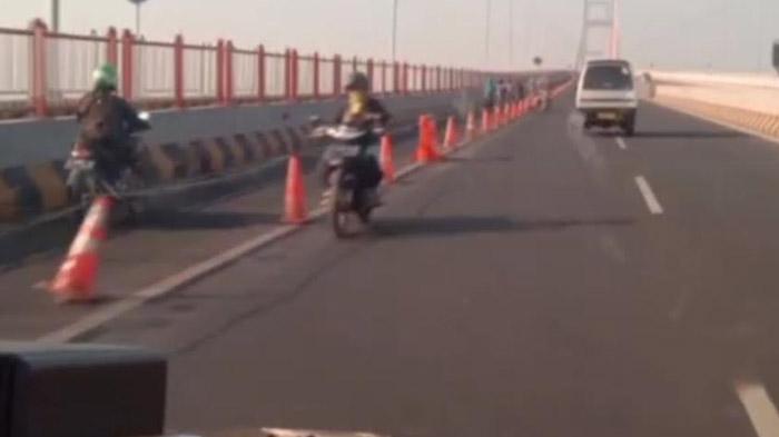 Terbirit-Birit Hindari Operasi Zebra, Sejumlah Pemotor Melawan Arus Lalu Lintas di Jembatan Suramadu