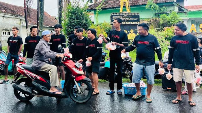 pemuda-Probolinggo-bagikan-takjil.jpg