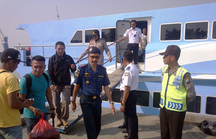 pemudik-bisa-istirahat-di-posko-gresik-sebelum-ke-bawean_20150707_222827.jpg
