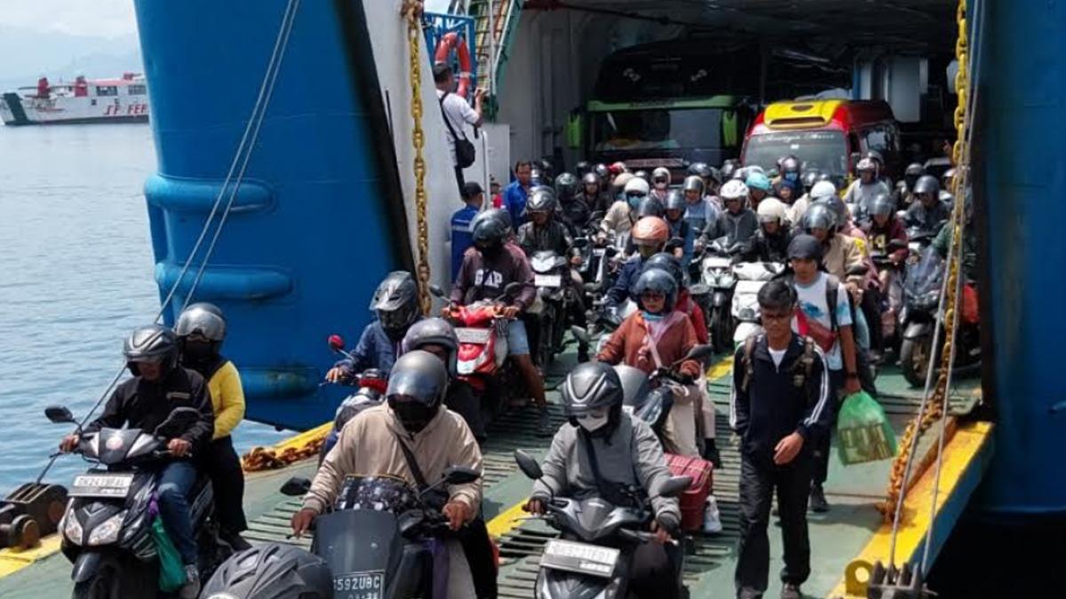 pemudik-keluar-dari-kapal-fery-di-Pelabuhan-Ketapang-Banyuwangi-Sabtu-1432026.jpg