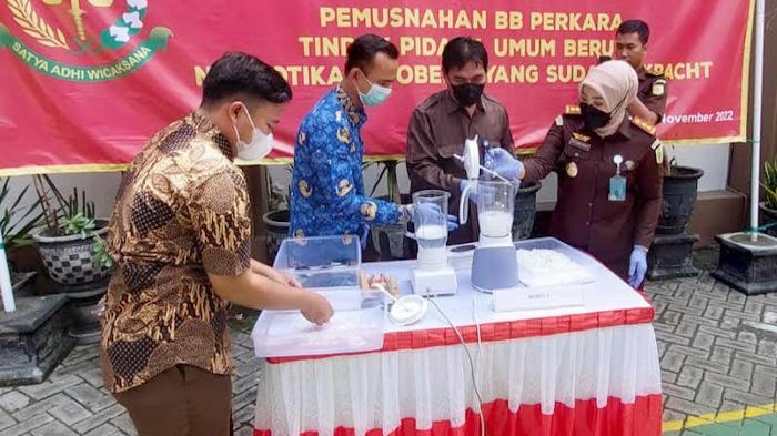 Kejari Lamongan Blender Barang Bukti Narkotika dari 42 Perkara Tindak Pidana