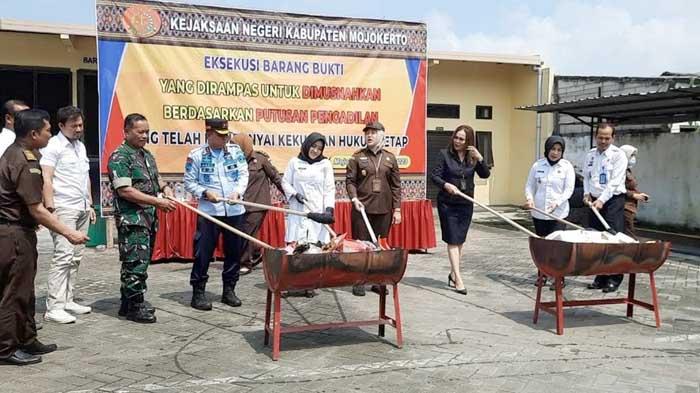 pemusnahan-barang-bukti-oleh-Kejari-Kabupaten-Mojokerto-1532023.jpg