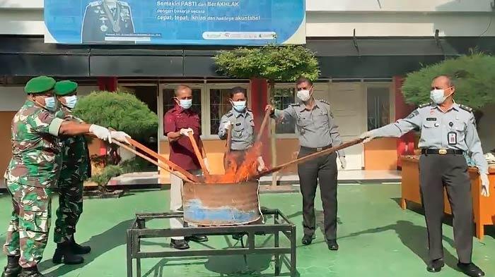 Lapas Kelas IIA Bojonegoro Musnahkan Barang-barang Hasil Razia, Ada Seratusan Hape dan Puluhan Sajam