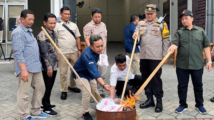 KPU Gresik Musnahkan Ratusan Surat Suara Rusak untuk Pilkada 2024