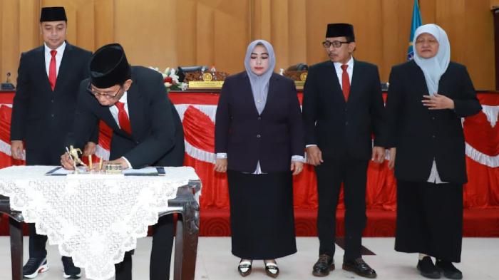penandatanganan-nota-APBD-Surabaya-2025.jpg