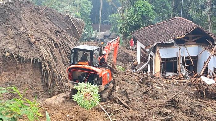 Pencarian 4 Korban Longsor Trenggalek Terkendala Hujan, Tim Gabungan Temukan Bangkai Ternak dan Uang