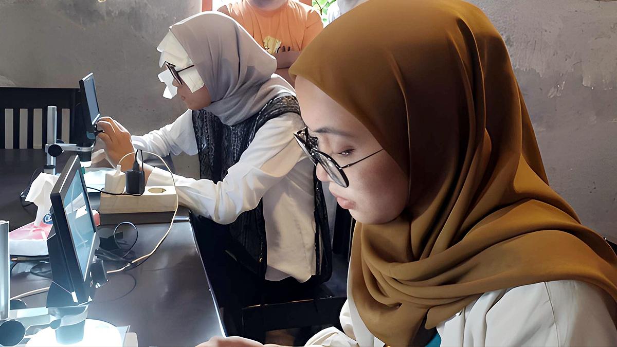 peneliti-Ecoton-di-Jombang-meneliti-polusi-mikroplastik.jpg