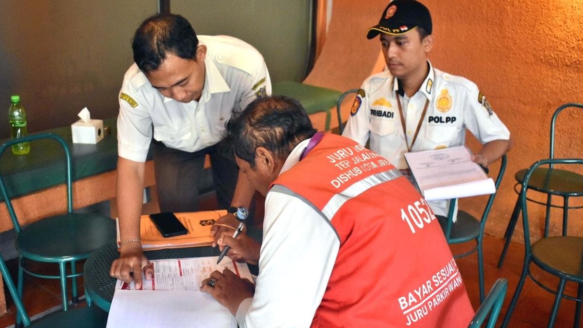 Wali Kota Eri Cahyadi Instruksikan Penutupan 63 Titik Parkir Ilegal di Surabaya - Surya.co.id
