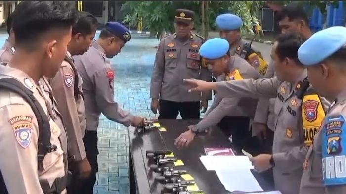penertiban-senpi-senpi-dinas-personel-Polri-secara-berkala-Senin-25112024.jpg
