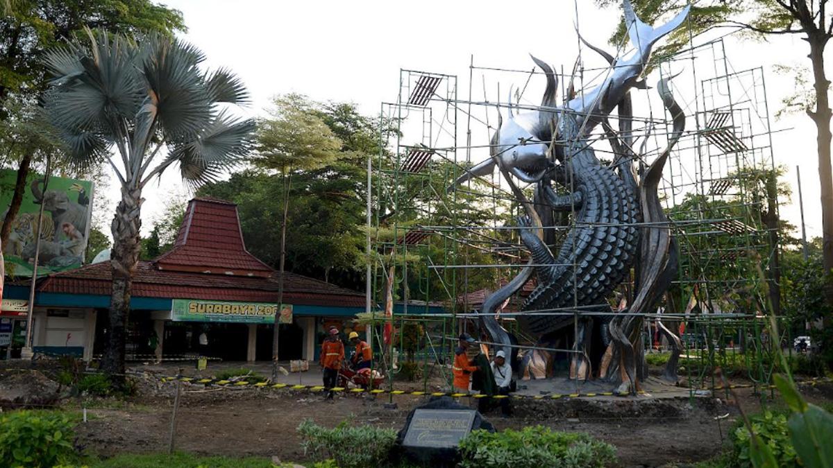 pengecatan-ulang-Patung-Surabaya-yang-menjadi-ikon-kawasan-tersebut.jpg