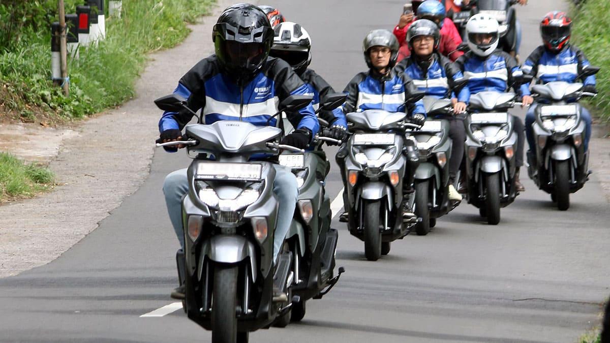 pengendara-menguji-performa-Yamaha-Gear-Ultima.jpg
