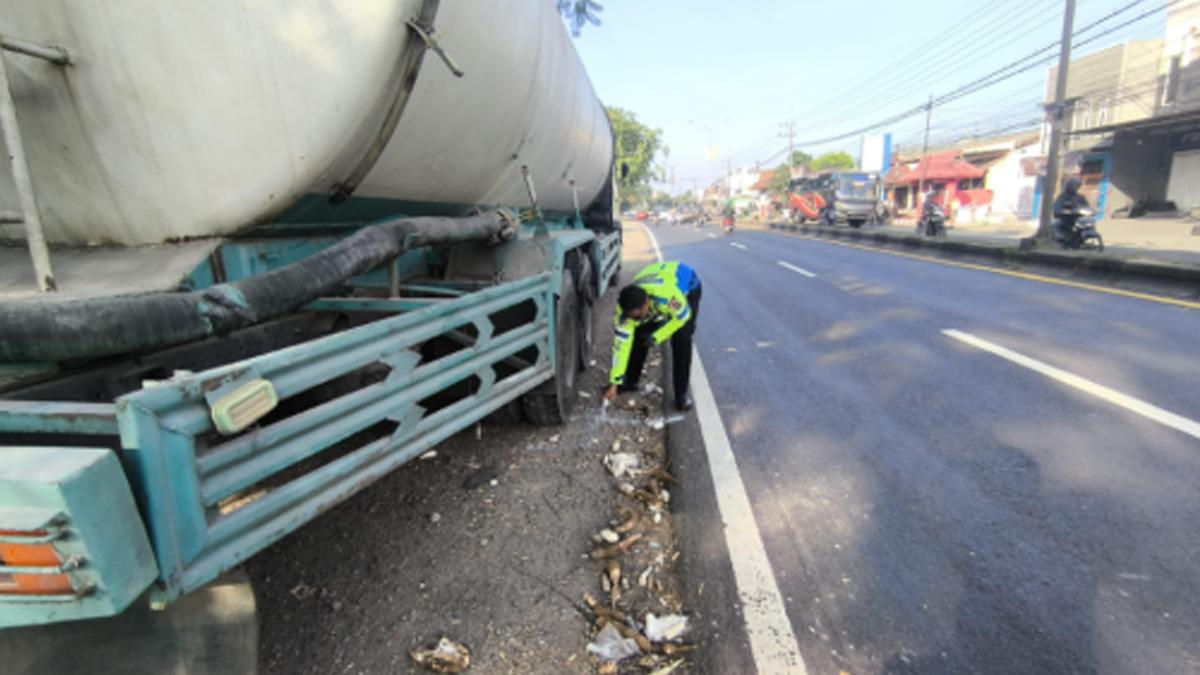 KRONOLOGI Pengendara Motor Tabrak Truk Tangki di Singosari Malang