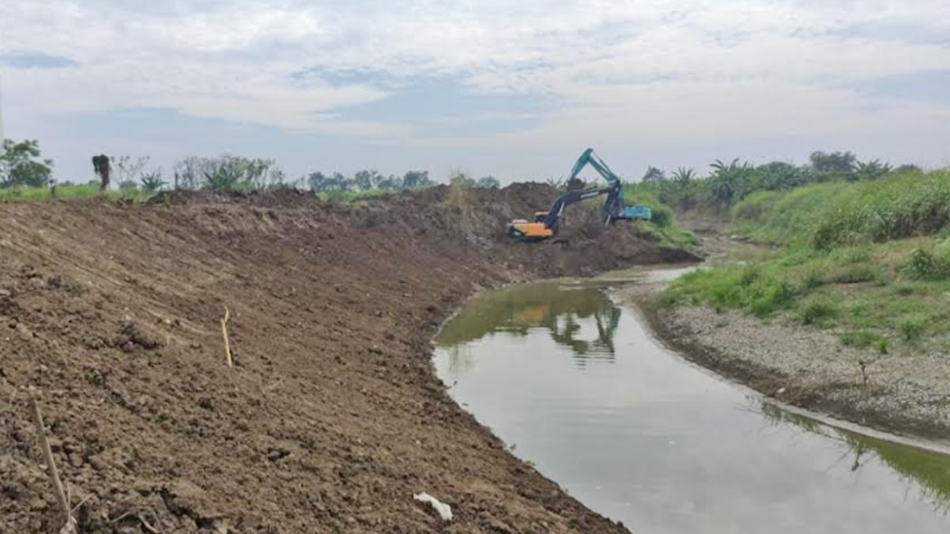 pengerukan-kali-lamong-di-wilayah-gresik.jpg