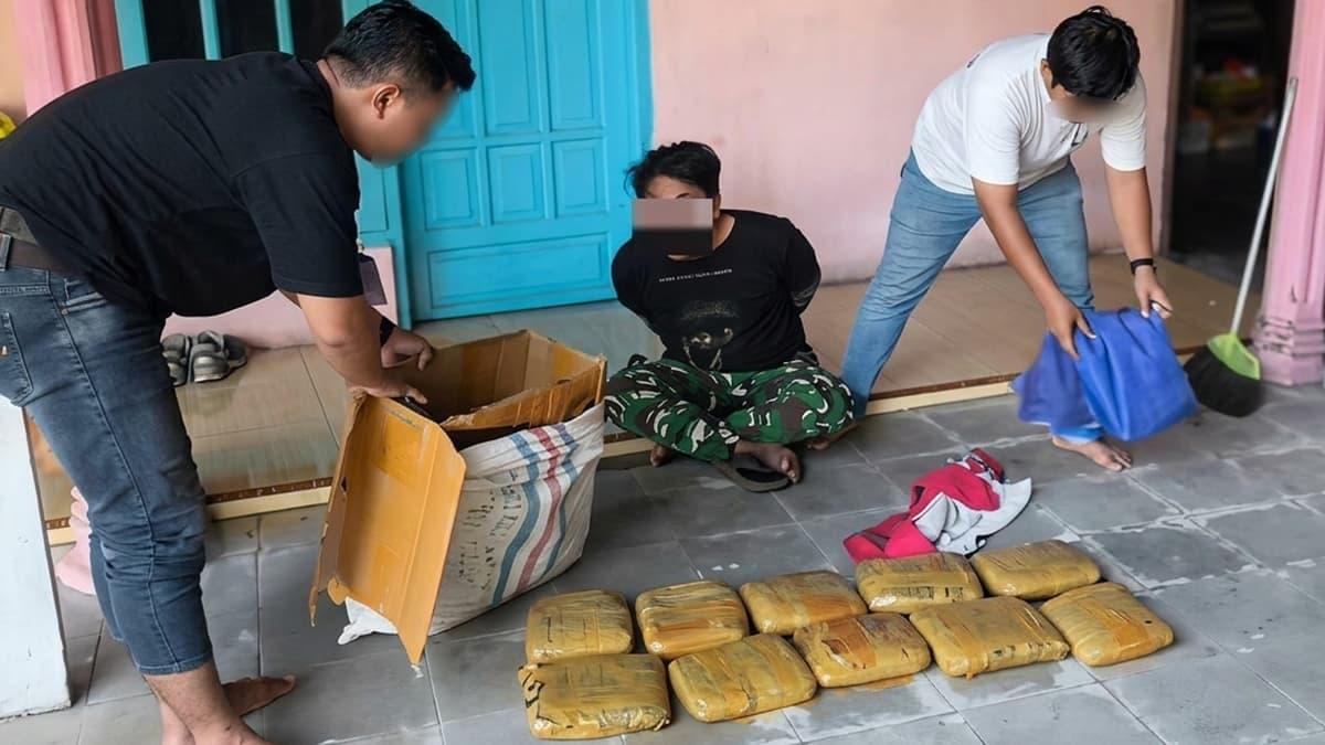 penggerebekan-rumah-penitipan-ganja-di-Tulangan-Sidoarjo-Jatim.jpg
