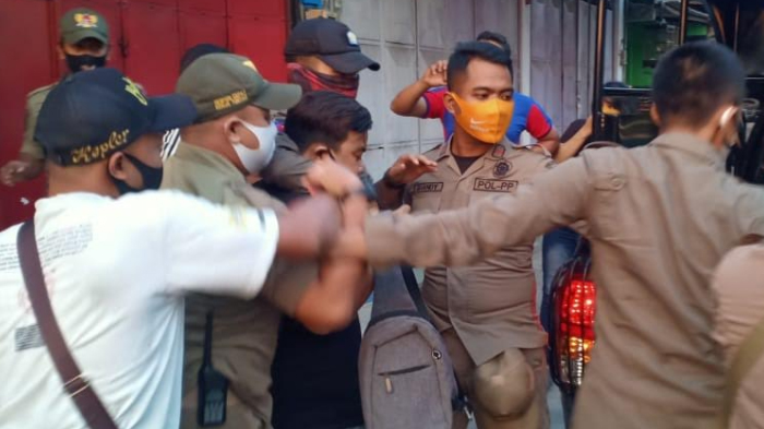 Pria Kediri Pergoki Istrinya Berduaan Dengan Pria Lain Dalam Ruko. Minta Tolong Satpol PP Menggrebek